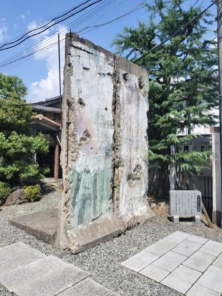 いつの日か、ドイツのように朝鮮半島の南北統一の日が来ることを心より祈念して置かれている崩壊前の大きさそのままのベルリンの壁の実物 
（撮影 池田丙午氏）
