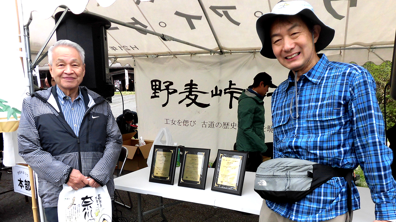 まつりの本部テントに展示された労働遺産認定証