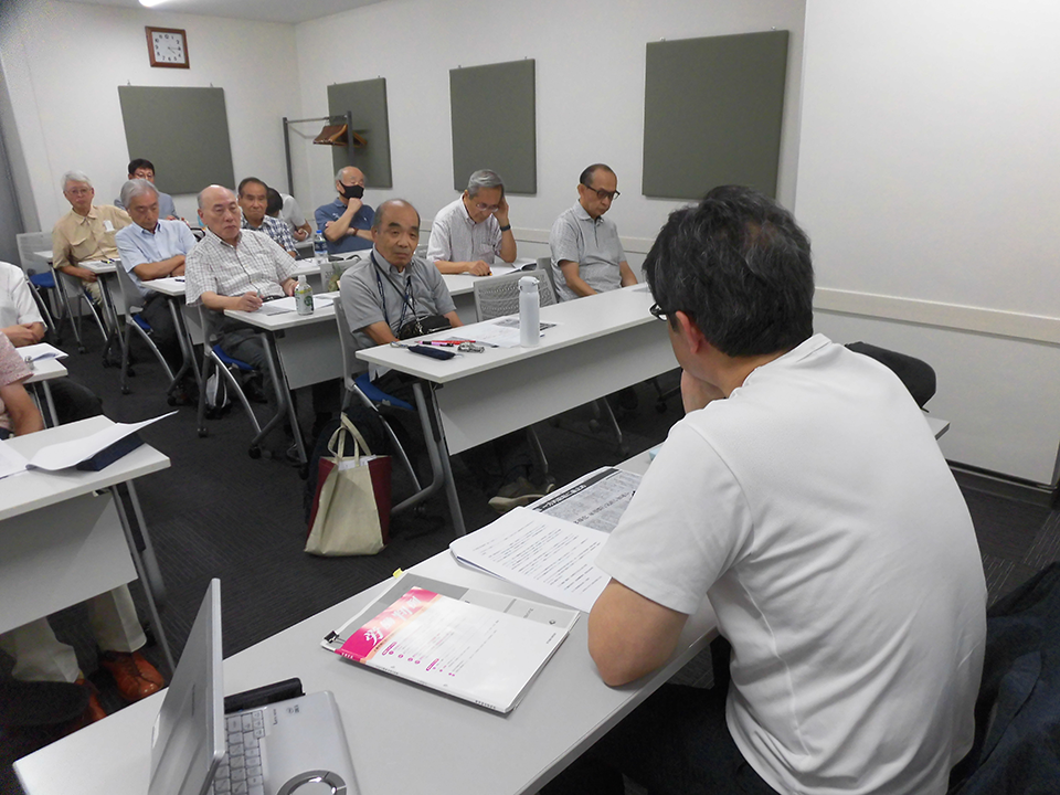 最高裁の転職判決のセミナーで質問に答える澤路講師（右）