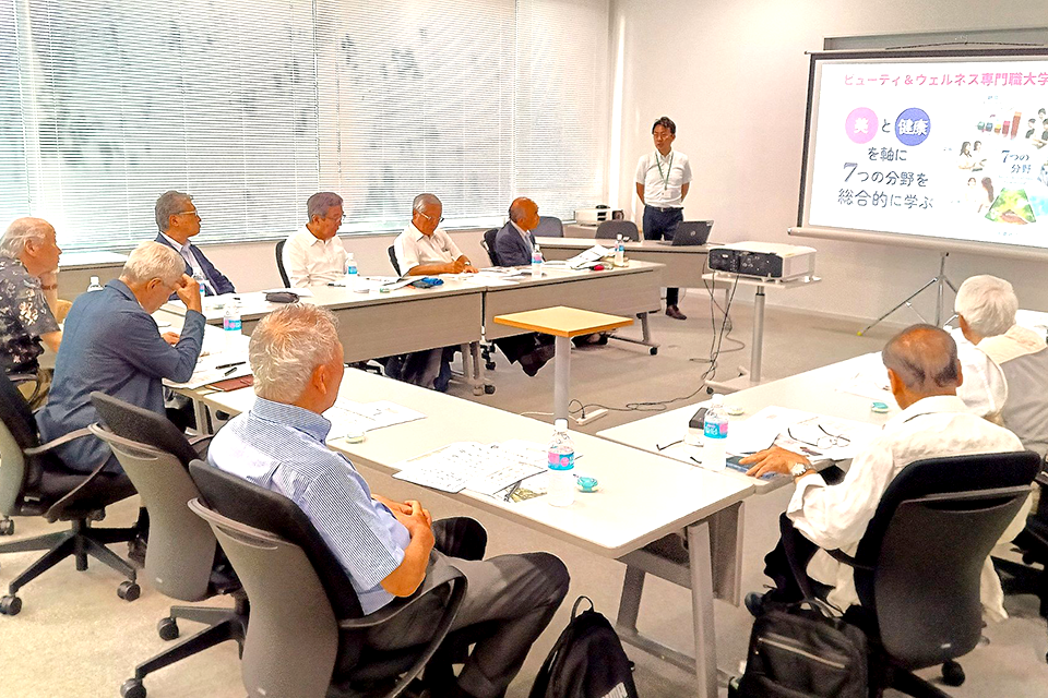 専門職大学見学・説明を受ける労ペン一行