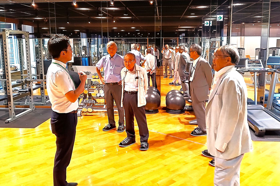 見学会で熱心に説明を聴く参加者