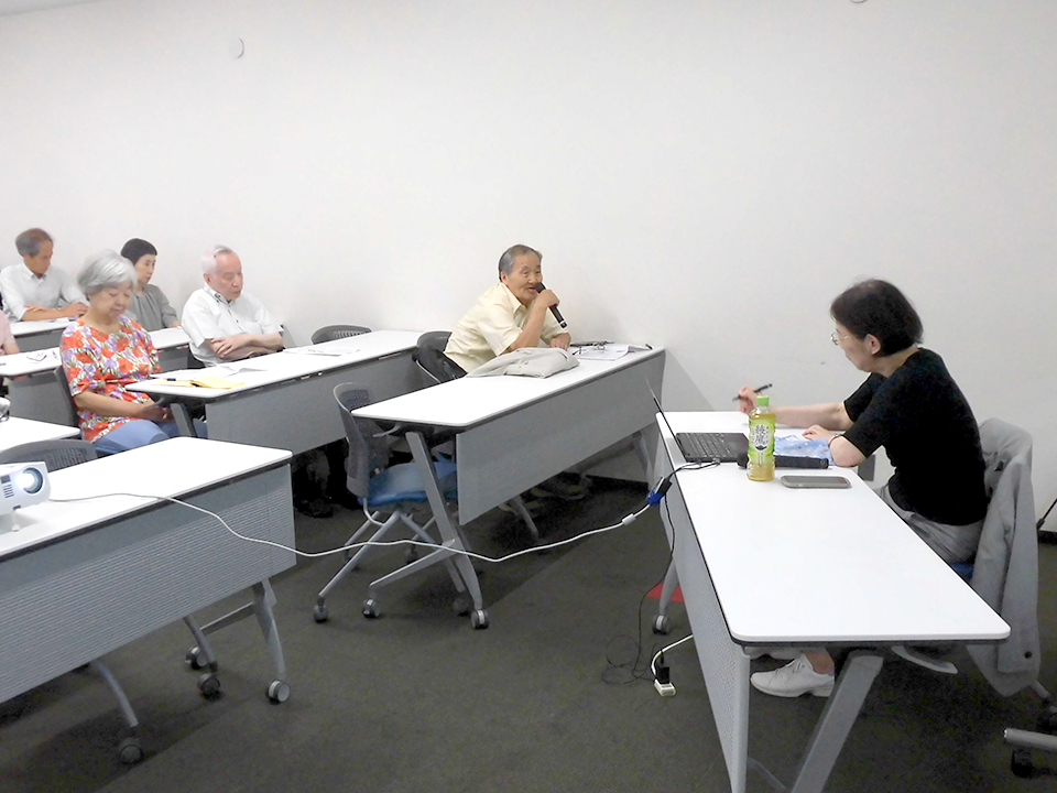 参加者からの質問をメモする村木講師（右端）
