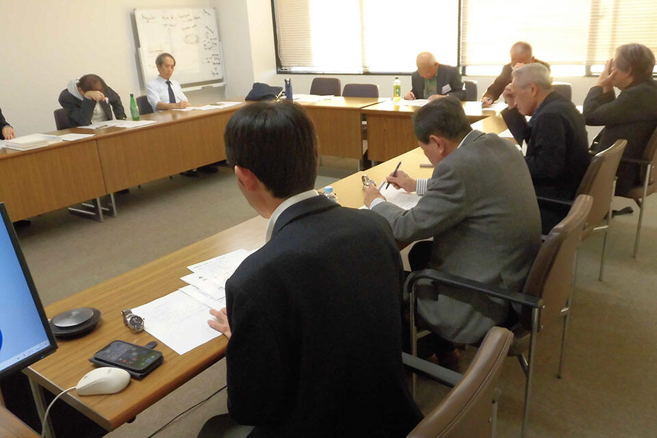 ＪＩＬＰＴ見学会用・研究員からの説明を聞く労ペン参加者（ＪＩＬＰＴ会議室で）