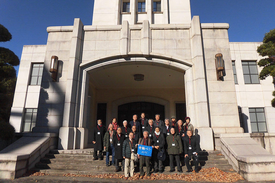 防衛省の見学会で。三島由紀夫が決起を呼びかけたバルコニーをバックに