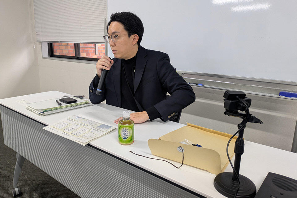 労働経済白書の説明の説明をする木村室長補佐