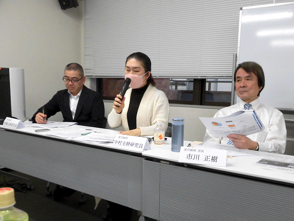 質問に答える中村研究員（中央マイク）