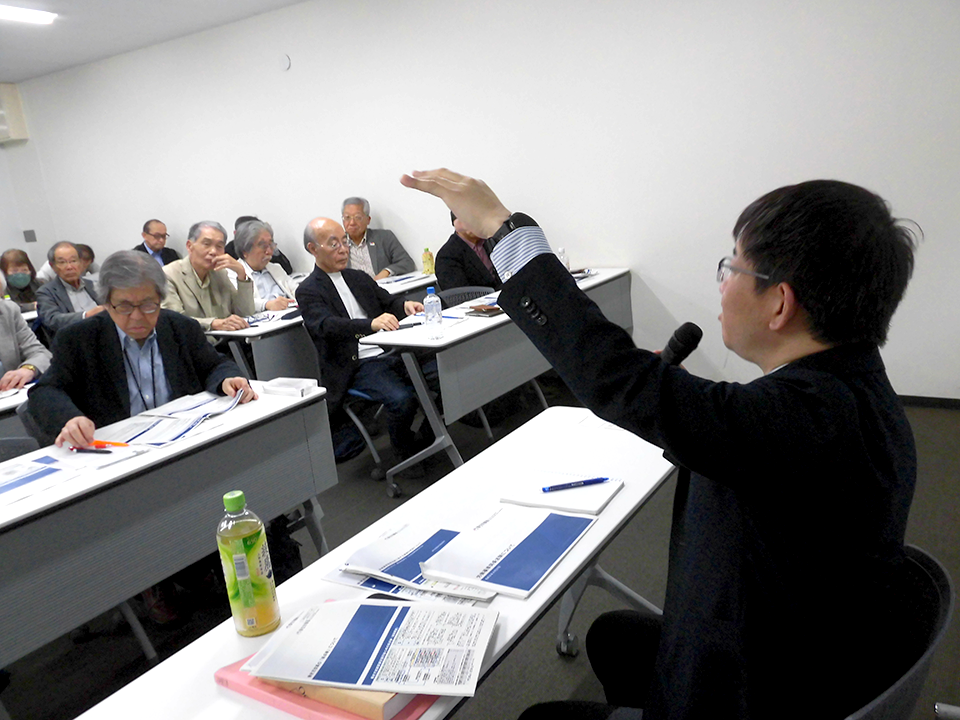 参加者が働き方改革のレクをする厚労省の田邊室長（右端
